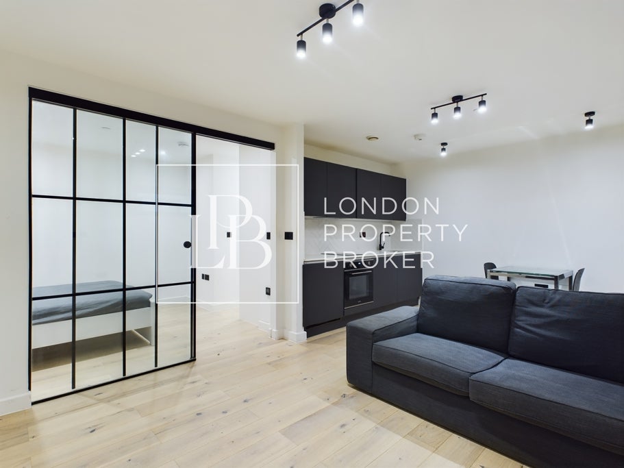Flat Clifford Road in Greater London
