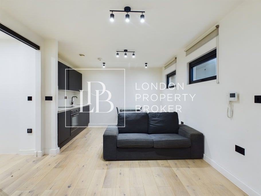 Flat Clifford Road in Greater London