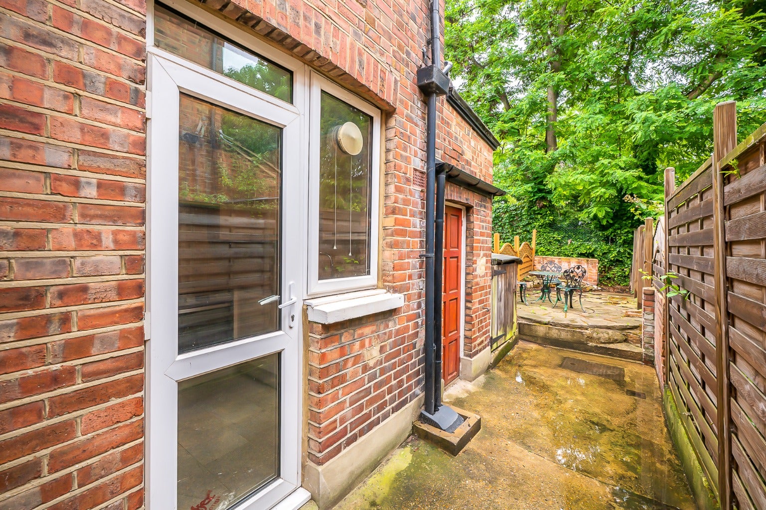 Flat Eastcombe Avenue in Salford