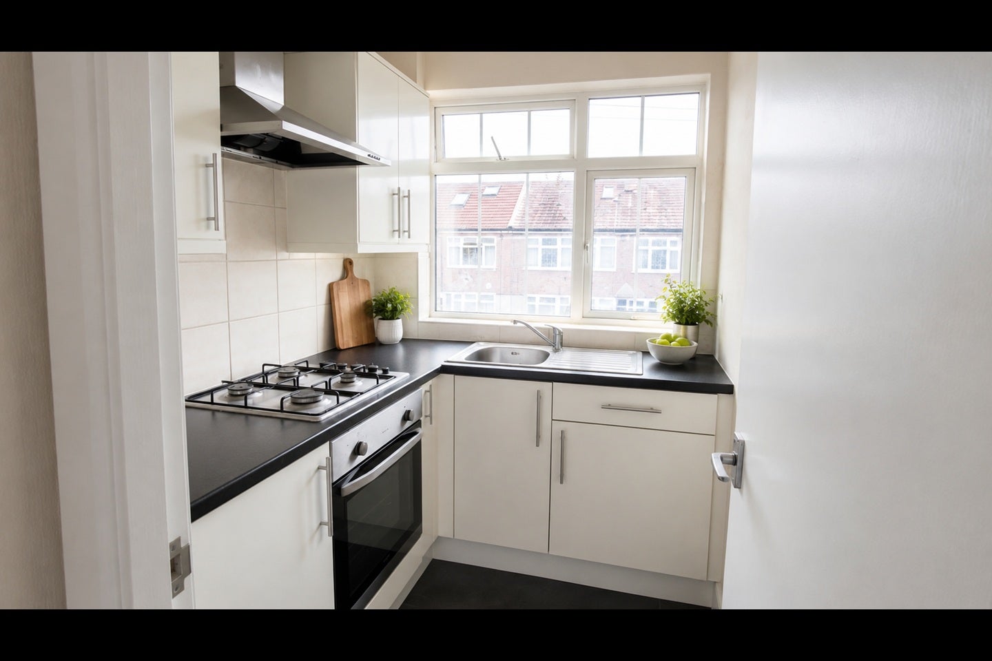 Room Manor Avenue in Greater London
