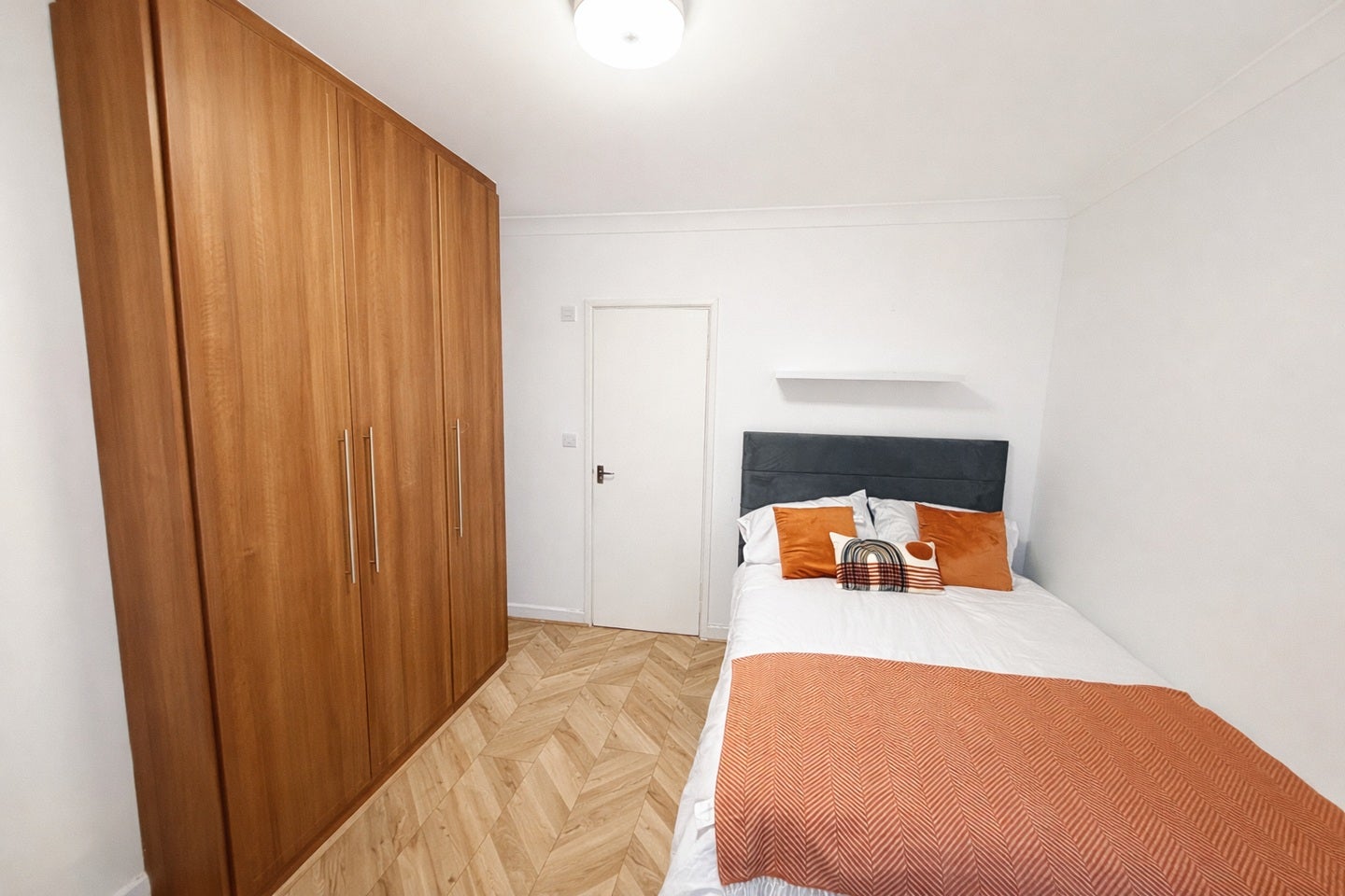 Room Manor Avenue in Greater London