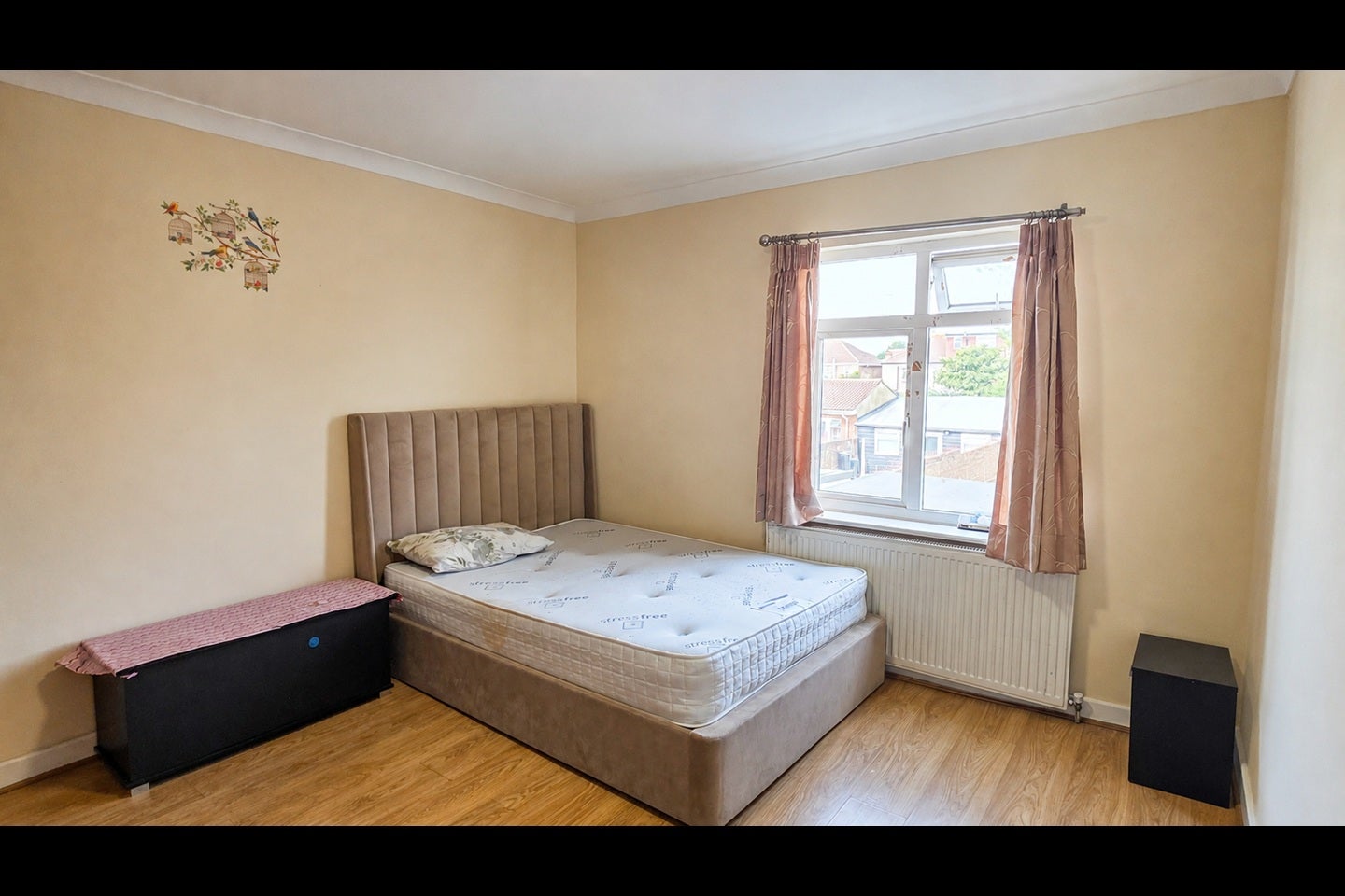 Room Manor Avenue in Greater London