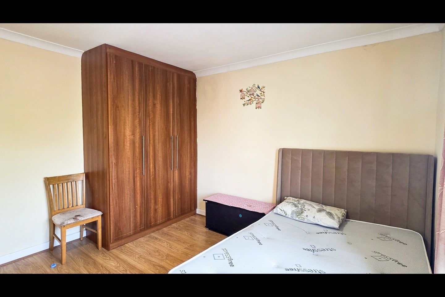 Room Manor Avenue in Greater London