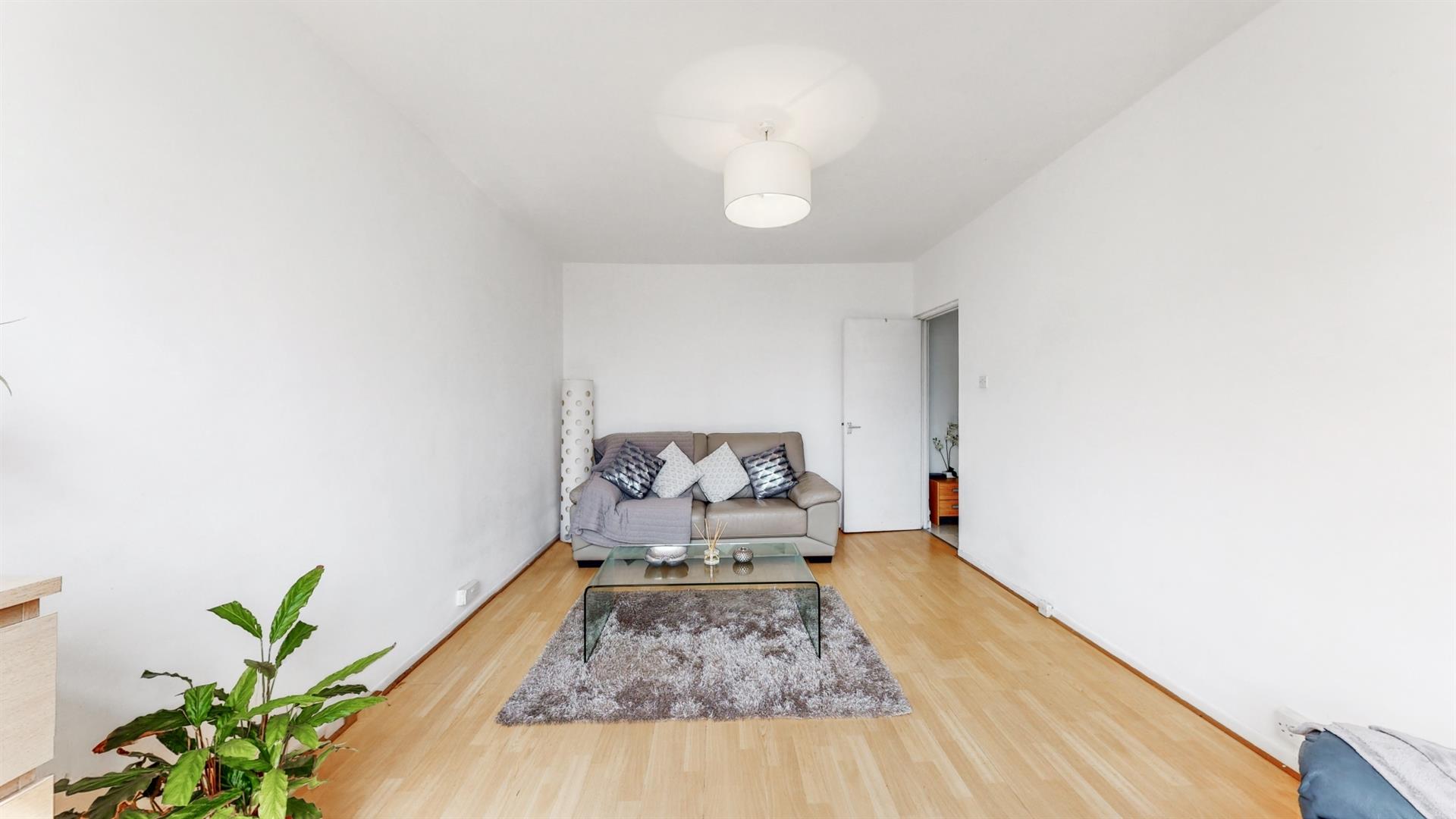 Flat Ravenscroft Street in Greater London
