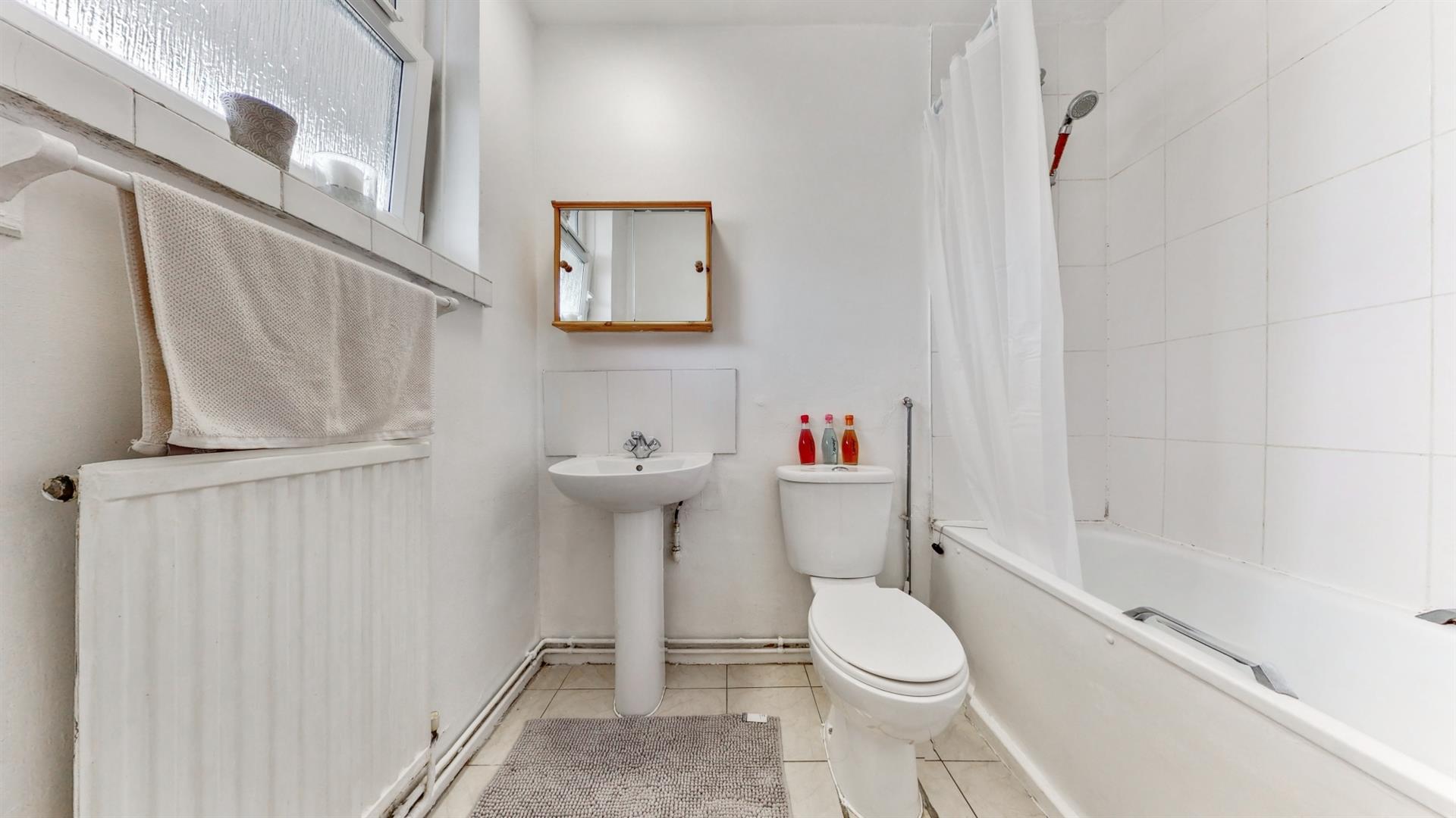 Flat Ravenscroft Street in Greater London