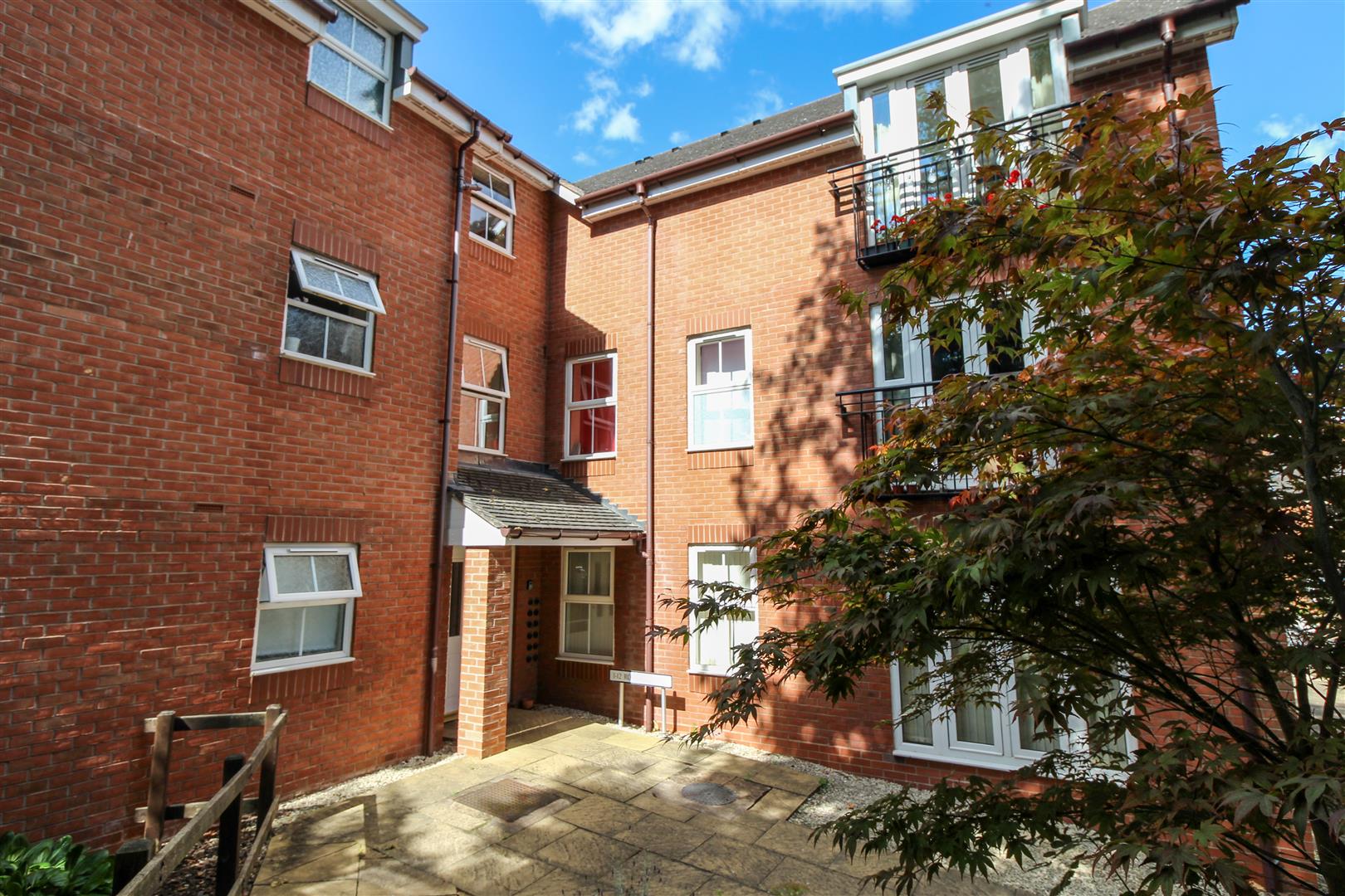 Flat Romani Close in Warwick