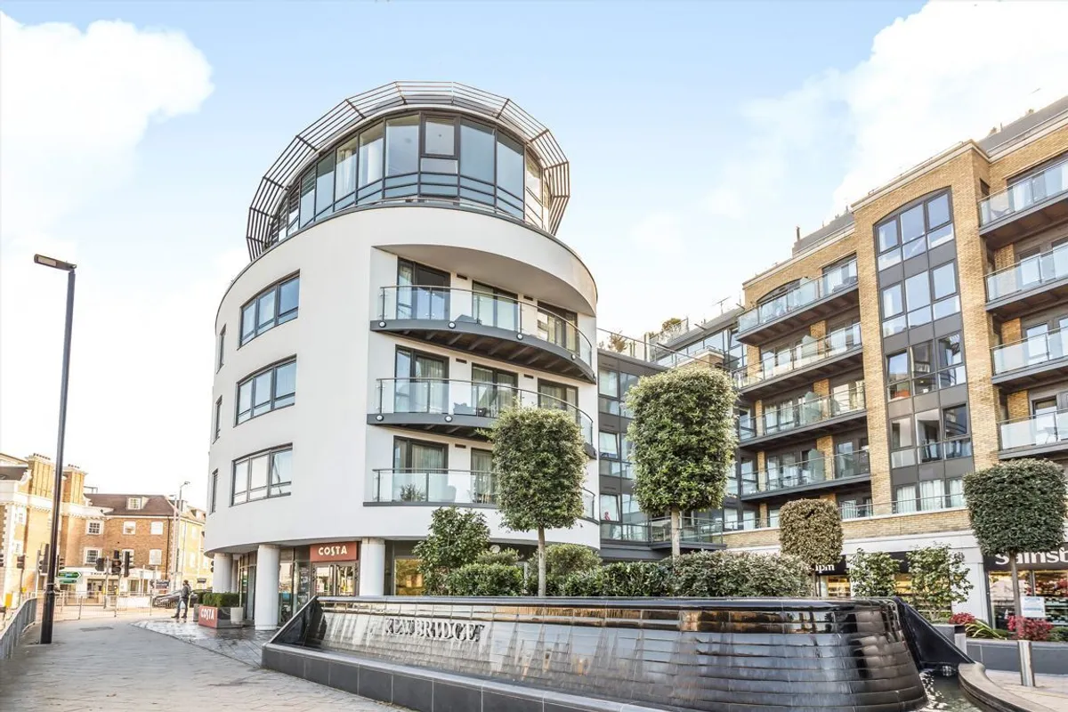 Flat Kew Bridge Road in Greater London