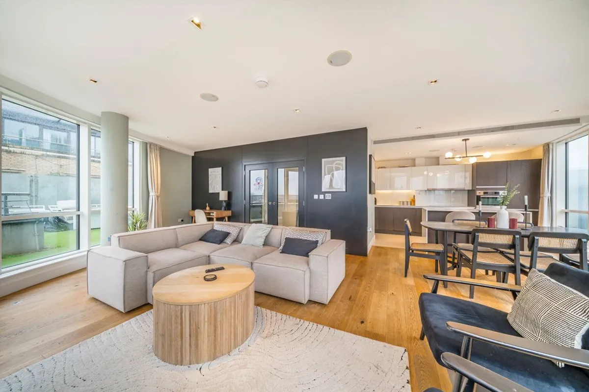 Flat Kew Bridge Road in Greater London