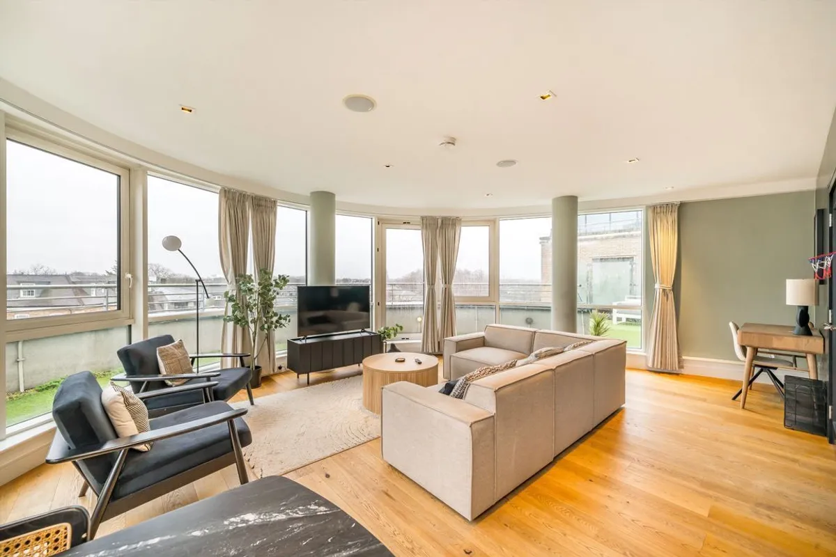 Flat Kew Bridge Road in Greater London