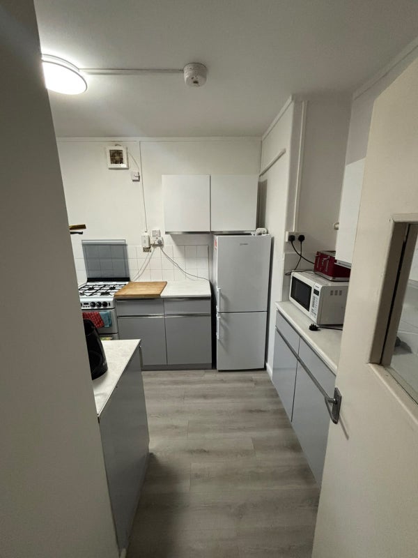 Flat Solander Gardens in Greater London