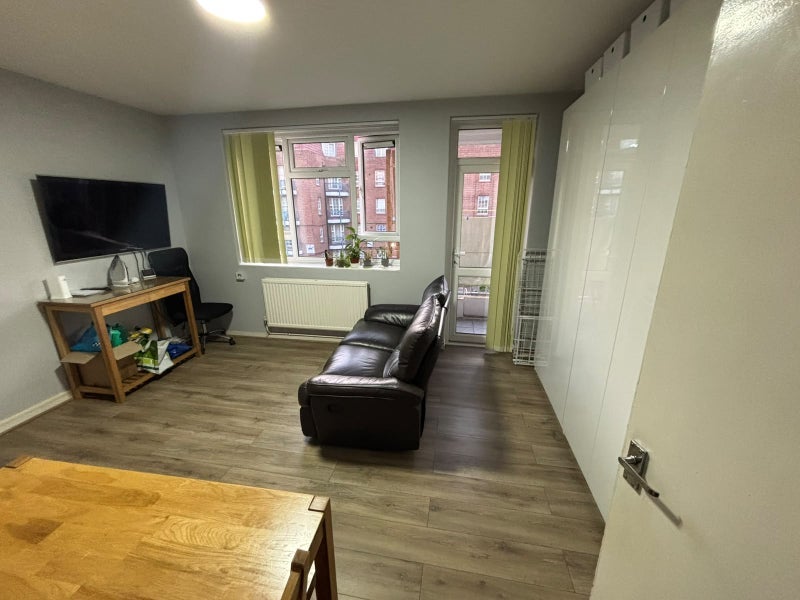 Flat Solander Gardens in Greater London
