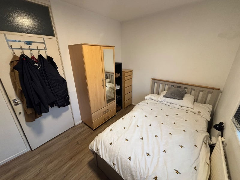 Flat Solander Gardens in Greater London