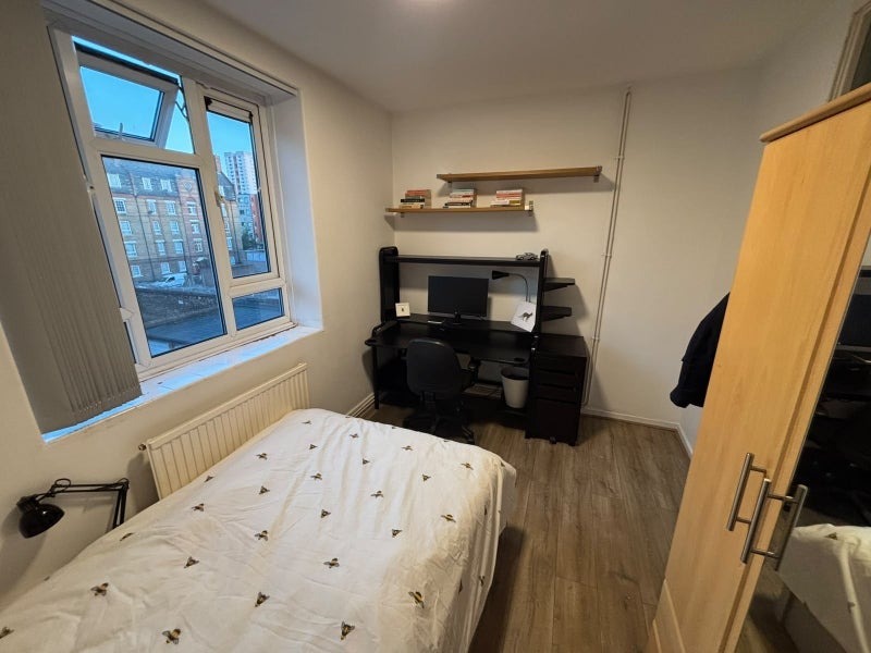 Flat Solander Gardens in Greater London