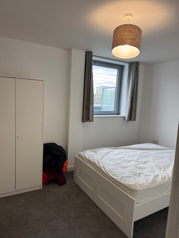 Flat Cable Street in Greater London