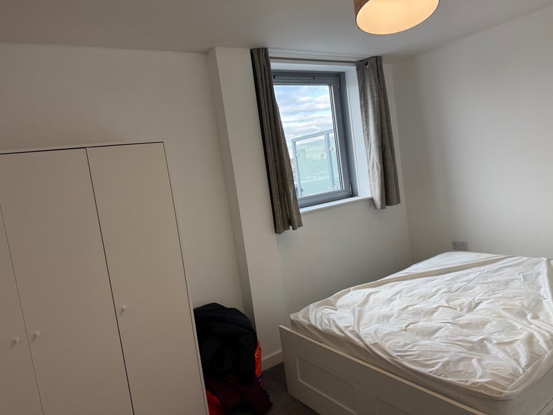 Flat Cable Street in Greater London