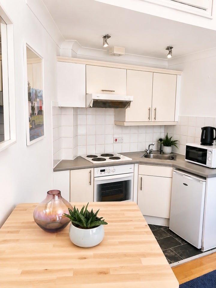 Flat Holland Park Gardens in Greater London