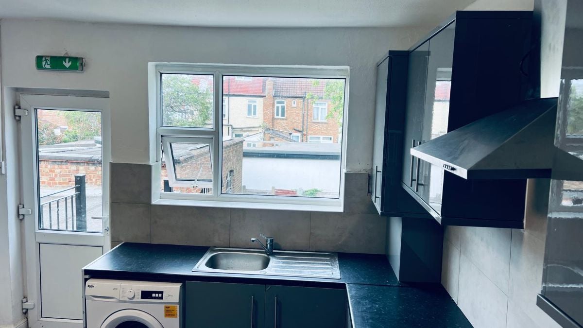 Flat Pinner Road in Greater London