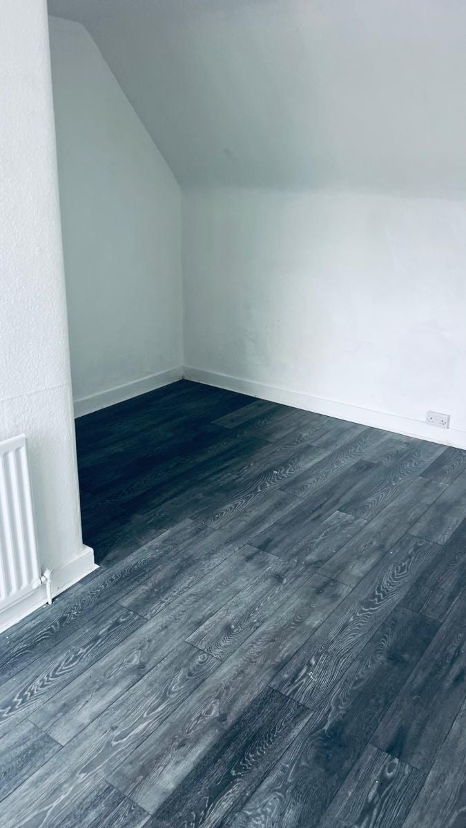 Flat Pinner Road in Greater London