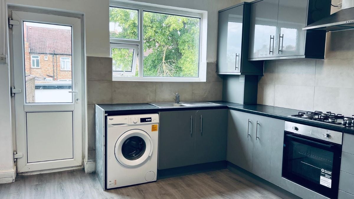 Flat Pinner Road in Greater London