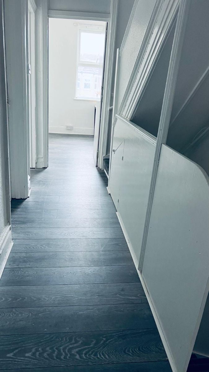 Flat Pinner Road in Greater London