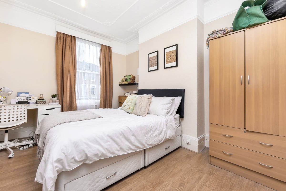 Flat Lorne Road in Greater London