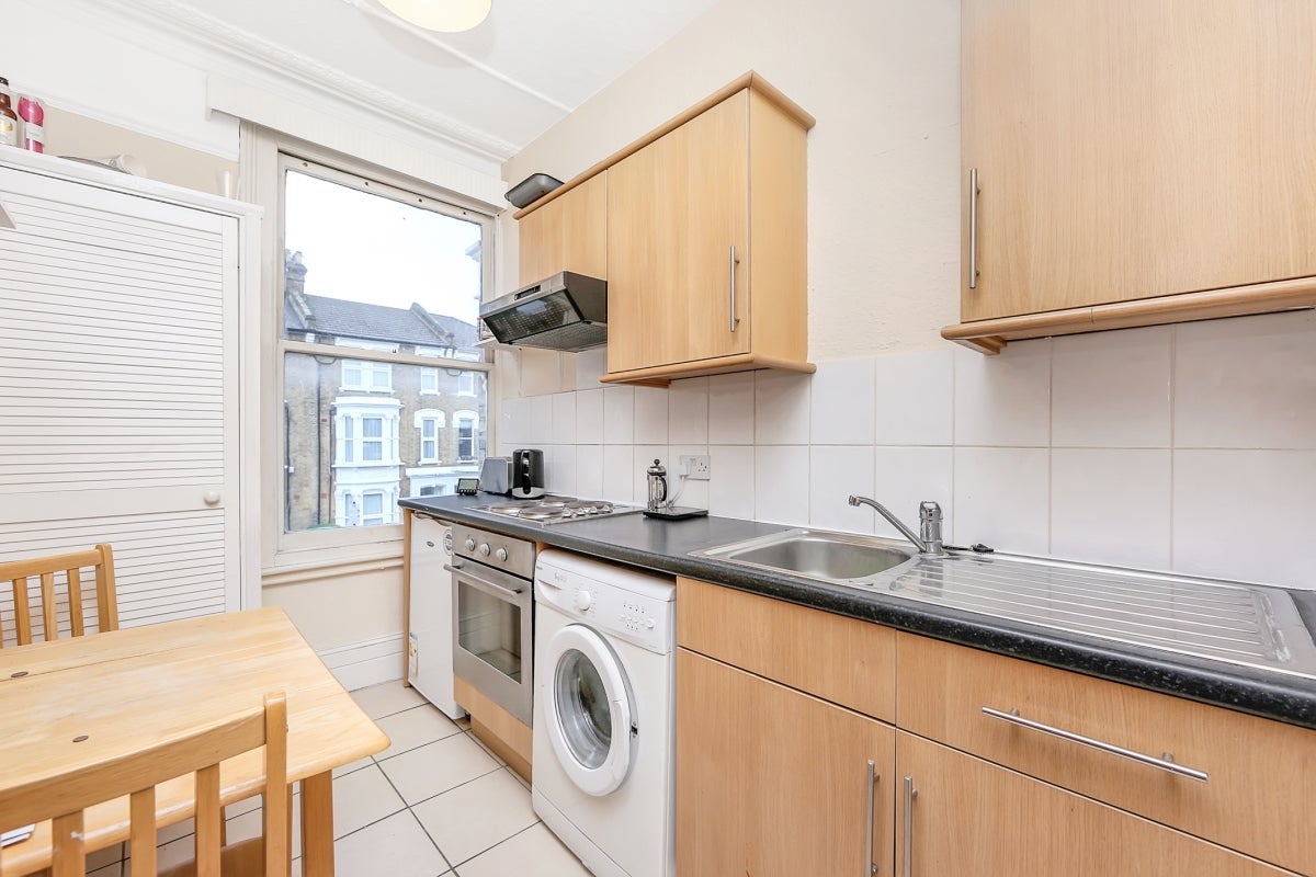 Flat Lorne Road in Greater London