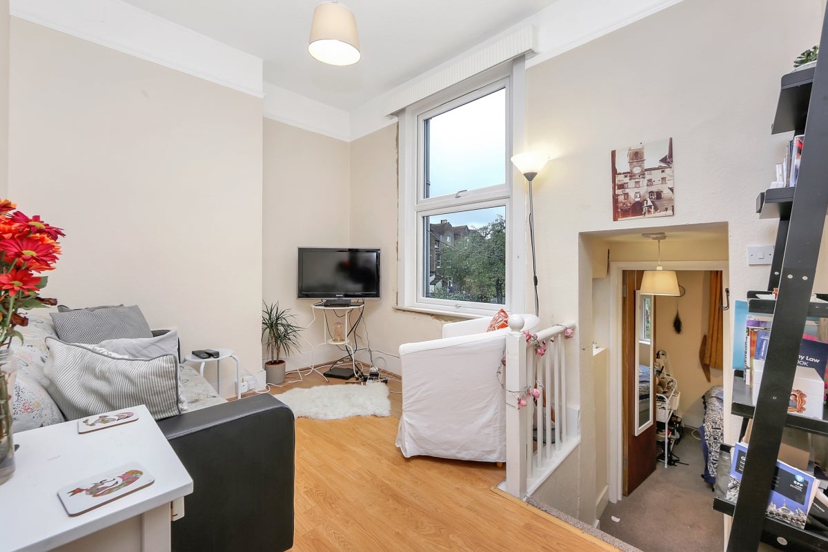 Flat Lorne Road in Greater London