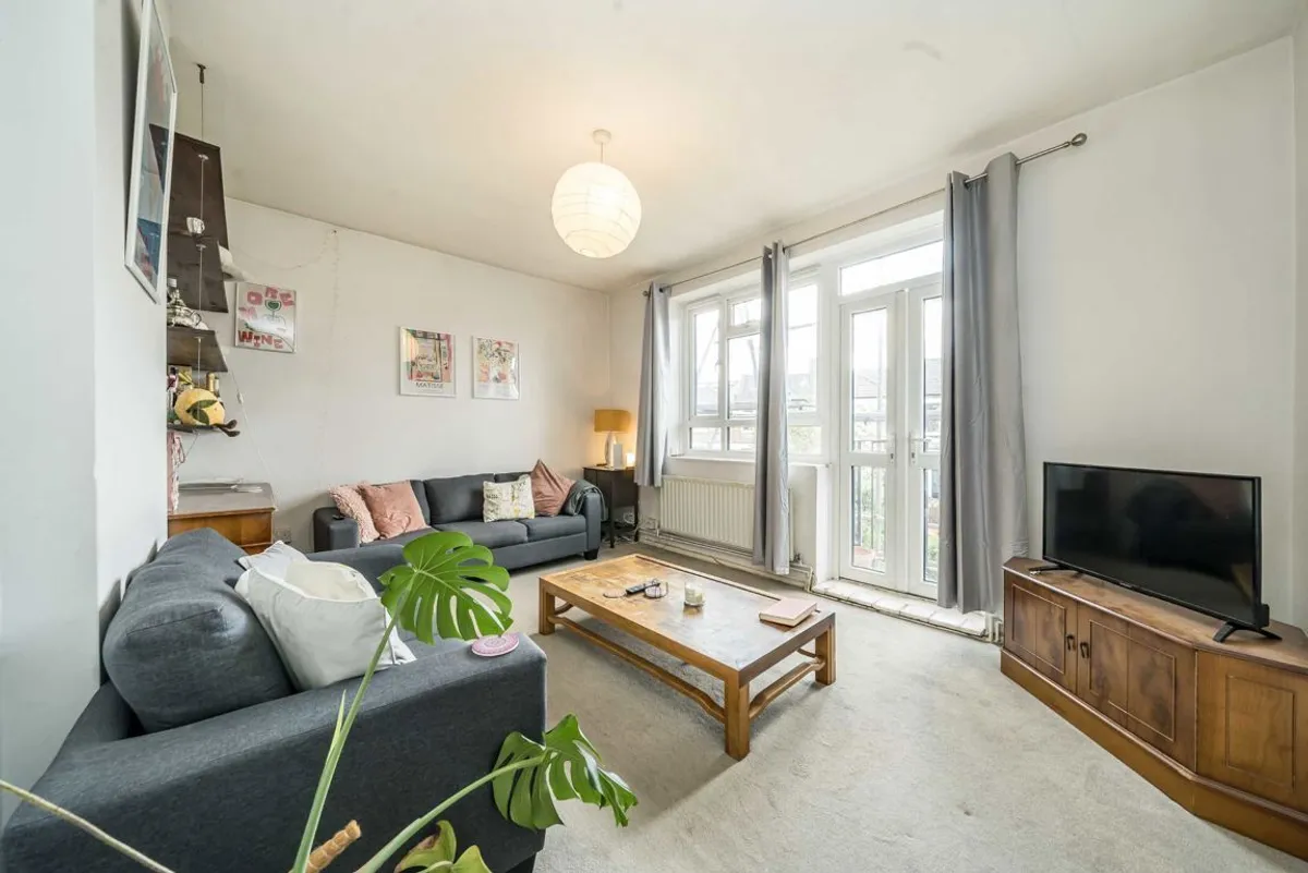 Flat Tooting High Street in Greater London