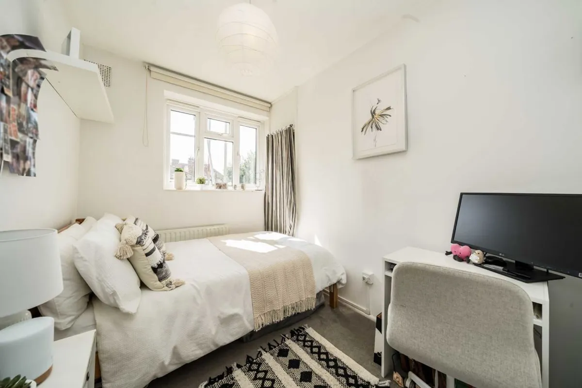 Flat Tooting High Street in Greater London