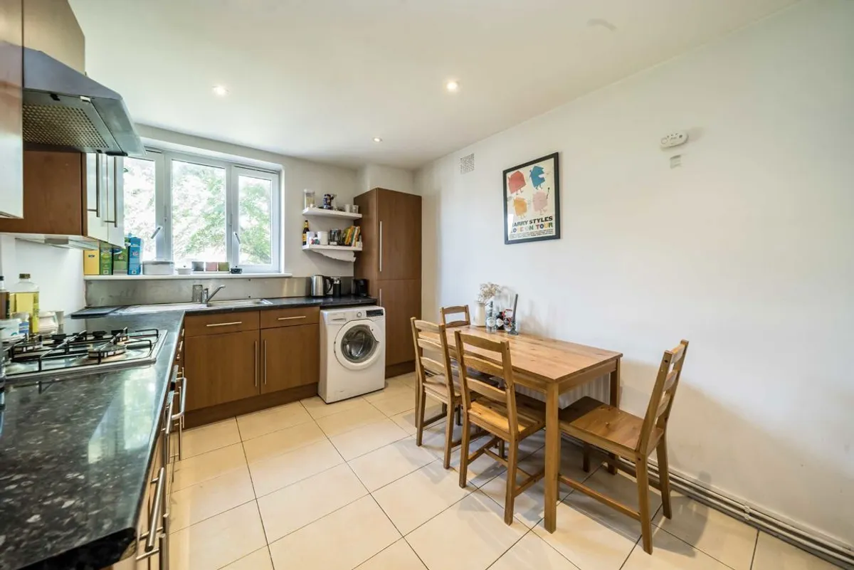 Flat Tooting High Street in Greater London