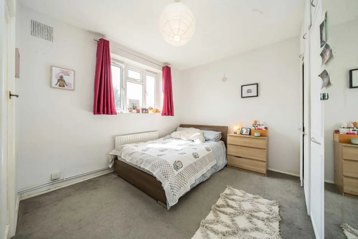 Flat Tooting High Street in Greater London