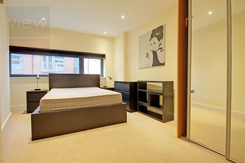 Flat Tanner Street in Greater London
