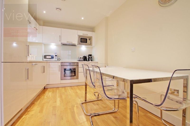 Flat Tanner Street in Greater London