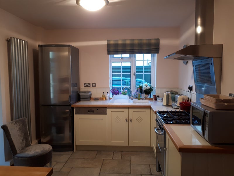 Room Birch Avenue in Caterham on the Hill