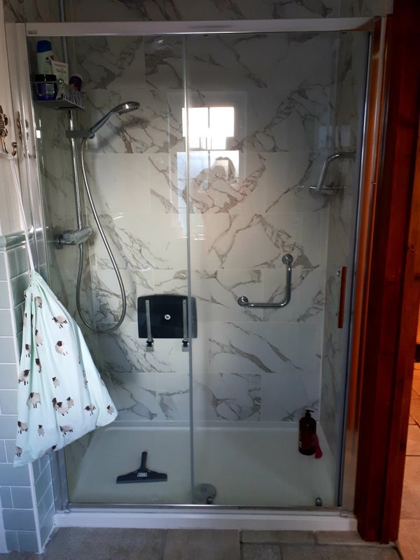 Room Birch Avenue in Caterham on the Hill