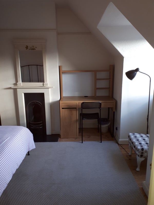Room Birch Avenue in Caterham on the Hill