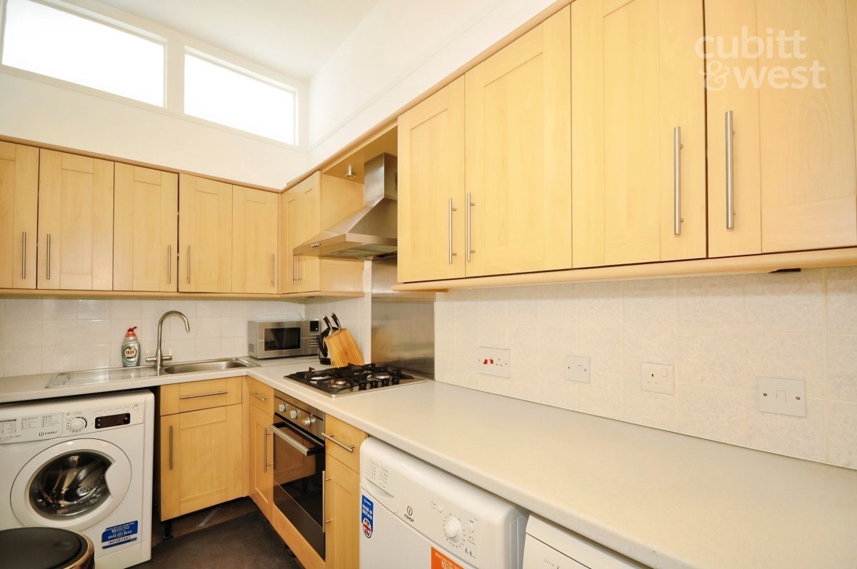 Flat Dale Road in Greater London