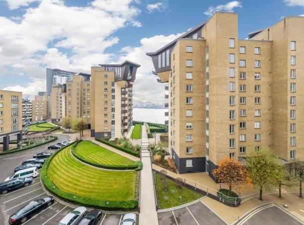 Flat Westferry Road in Greater London