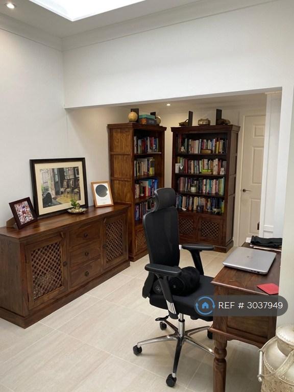 House Rawlings Close in Greater London