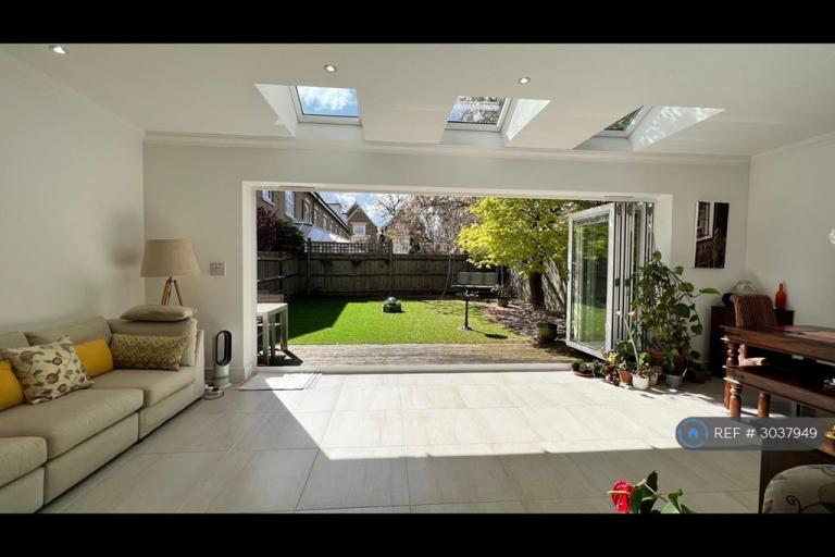 House Rawlings Close in Greater London