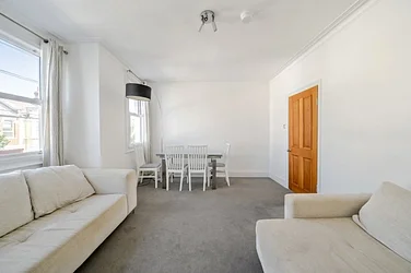 Flat Vanderbilt Road in Greater London