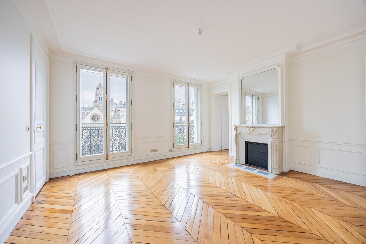 Flat Avenue George V in Paris