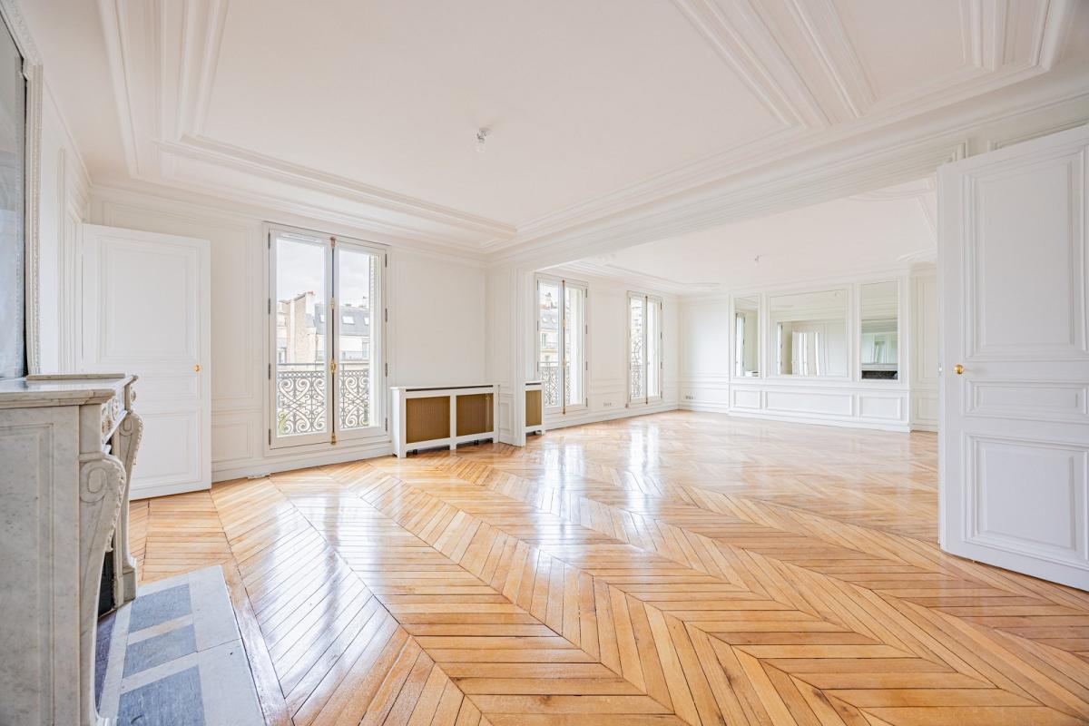 Flat Avenue George V in Paris