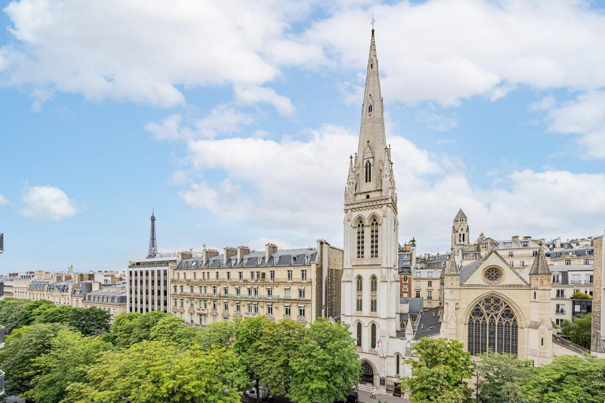 Flat Avenue George V in Paris