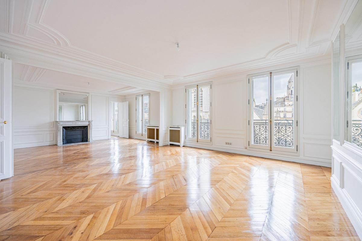 Flat Avenue George V in Paris