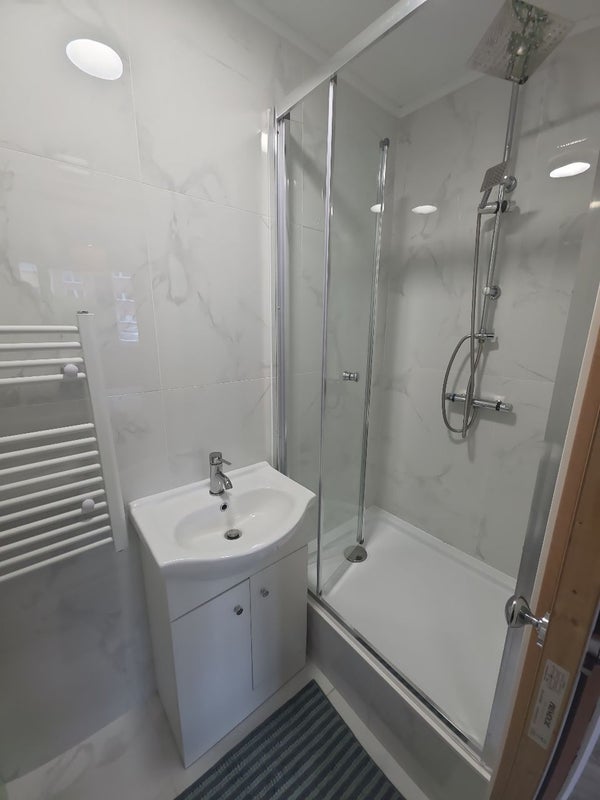 Room Whitehill Court in Glasgow