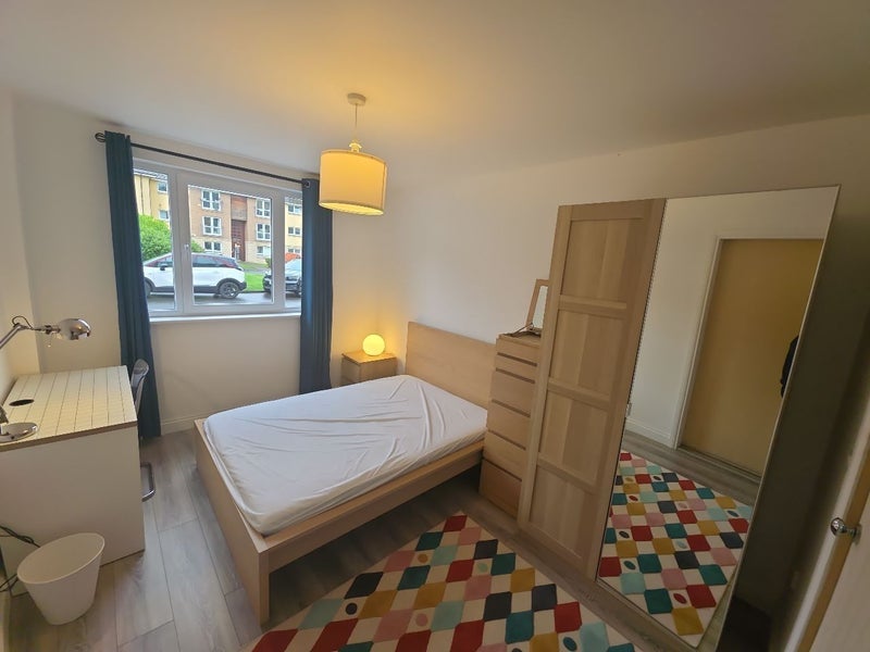 Room Whitehill Court in Glasgow