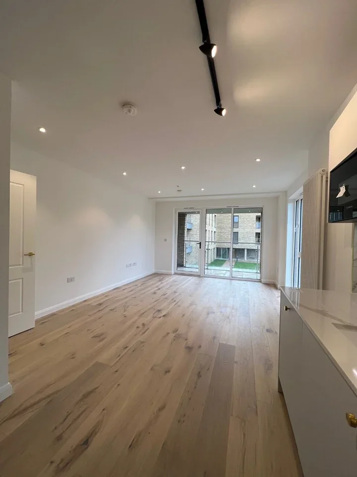 Flat Woodcote Grove in Epsom and Ewell