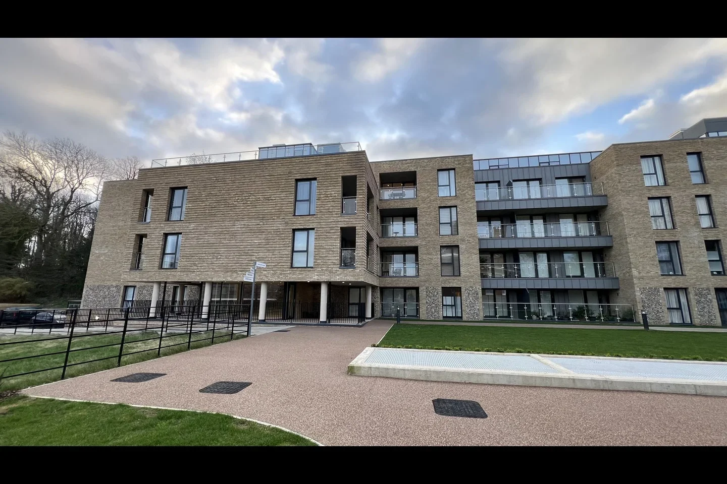 Flat Woodcote Grove in Epsom and Ewell
