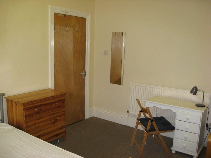 Room Estcourt Terrace in Leeds